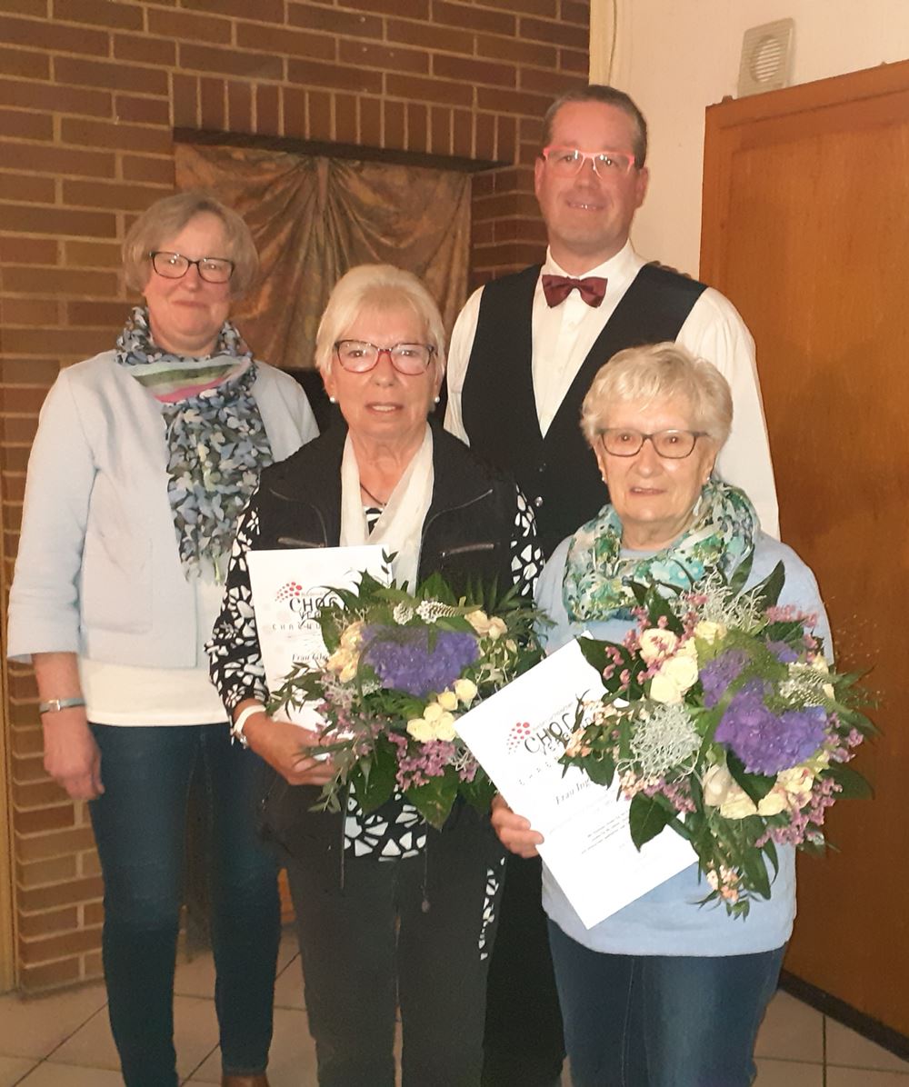Susanne Thudt (links) und Christian Appun umrahmen die Geehrten Gisela Appun und Inge Schmidt, Foto: I. Keunecke Susanne Thudt (links) und Christian Appun umrahmen die Geehrten Gisela Appun und Inge Schmidt, Foto: I. Keunecke