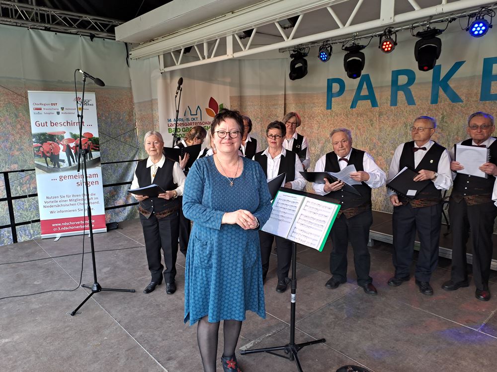 Herrhäuser Chor mit Dirigentin Katharina Hoyer beim Chorfest auf der LaGa
