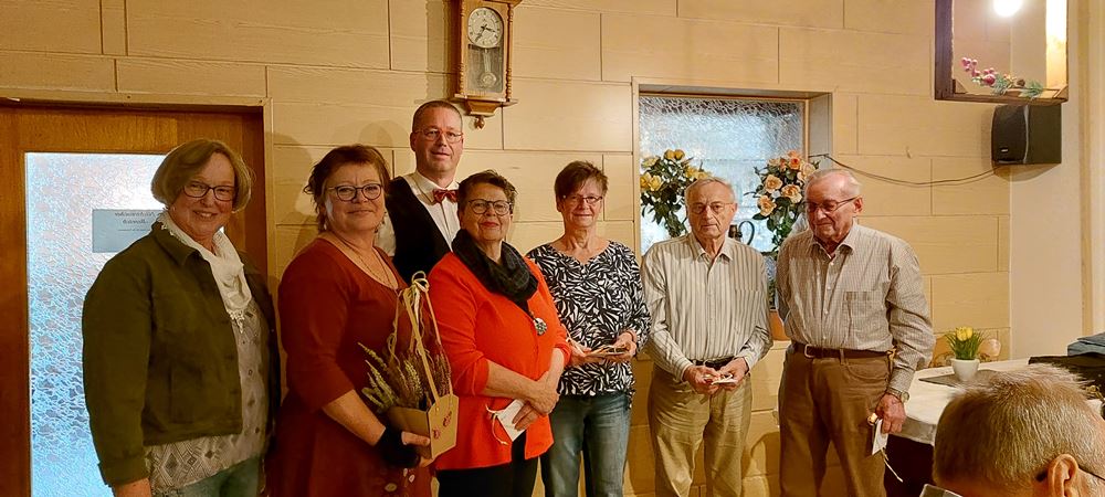 Katharina Hoyer, Irmtraut Keunecke, Jutta Markgräfe, Siegfried Rückemann, Rudi Rückemann werden für hohe Singbeteiligung geehrt, Foto: F. Appun