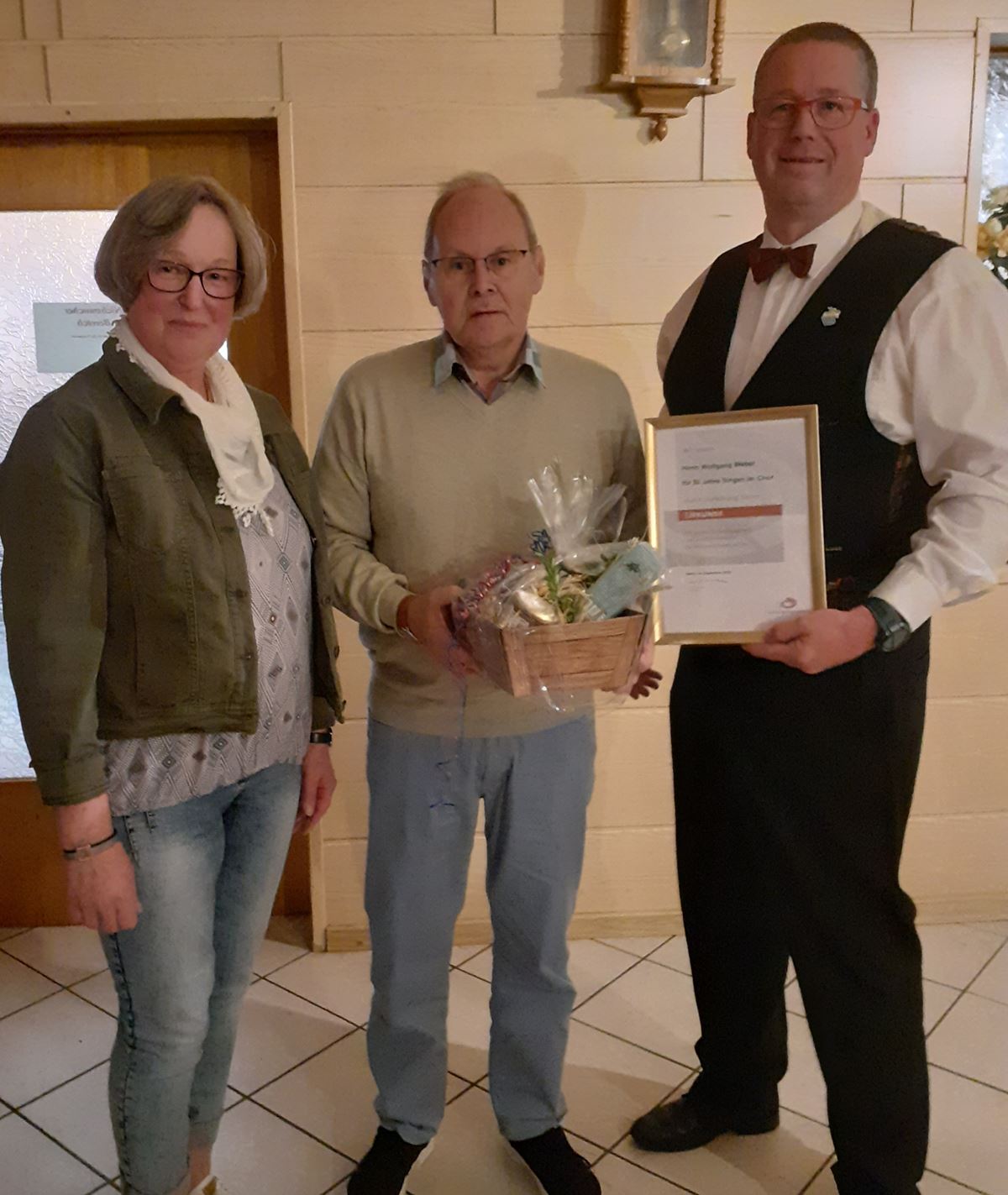 Susanne Thudt (links) und Christian Appun umrahmen das neue Ehrenmitglied des Chores Wolfgang Weber, Foto: I. Keunecke