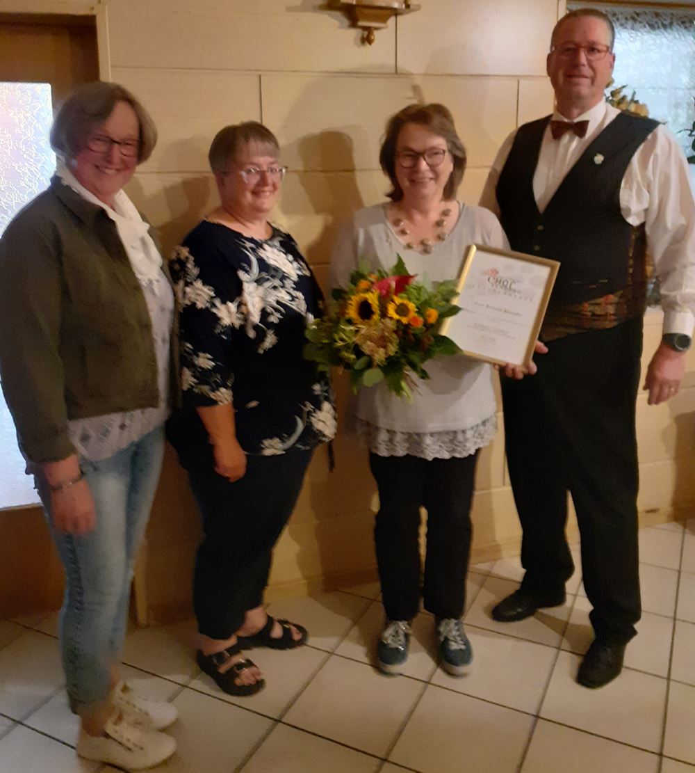 - Kerstin Kretzler für 25 Jahre geehrt.jpg: Kerstin Kretzler (2.v.r) wird für 25jährige Mitgliedschaft geehrt, Foto: I. Keunecke