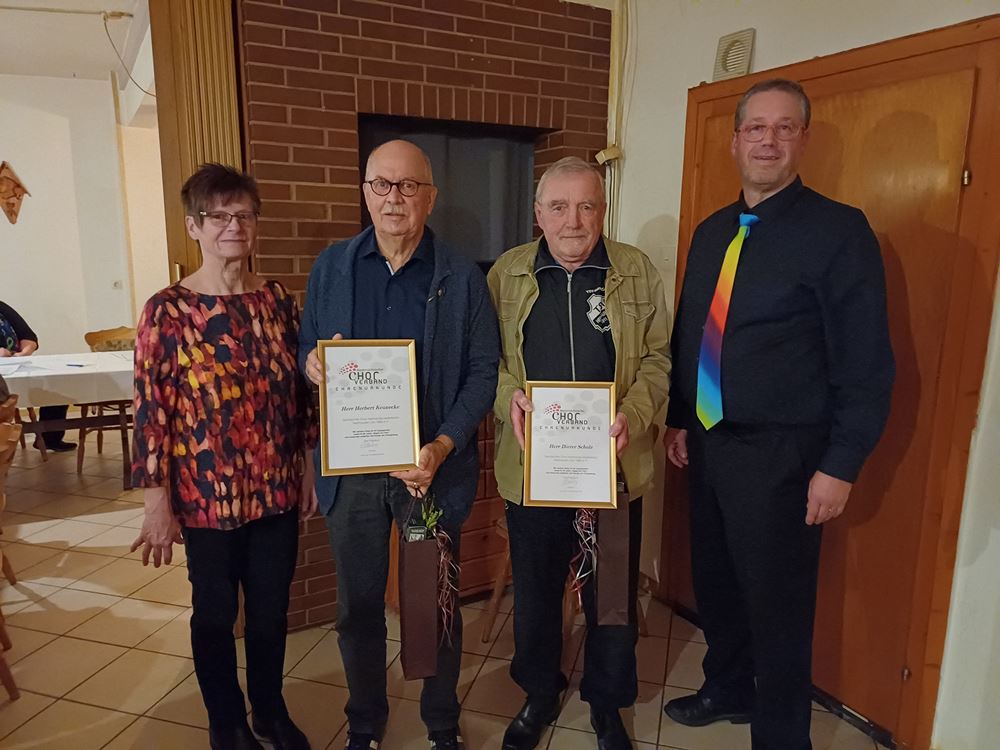 Herbert Keunecke und Dieter Schulz (M.) werden von Jutta Markgräfe und Christian Appun für 40jährige Mitgliedschaft geehrt, Foto: M. Schröder Herbert Keunecke und Dieter Schulz (M.) werden von Jutta Markgräfe und Christian Appun für 40jährige Mitgliedschaft geehrt, Foto: M. Schröder