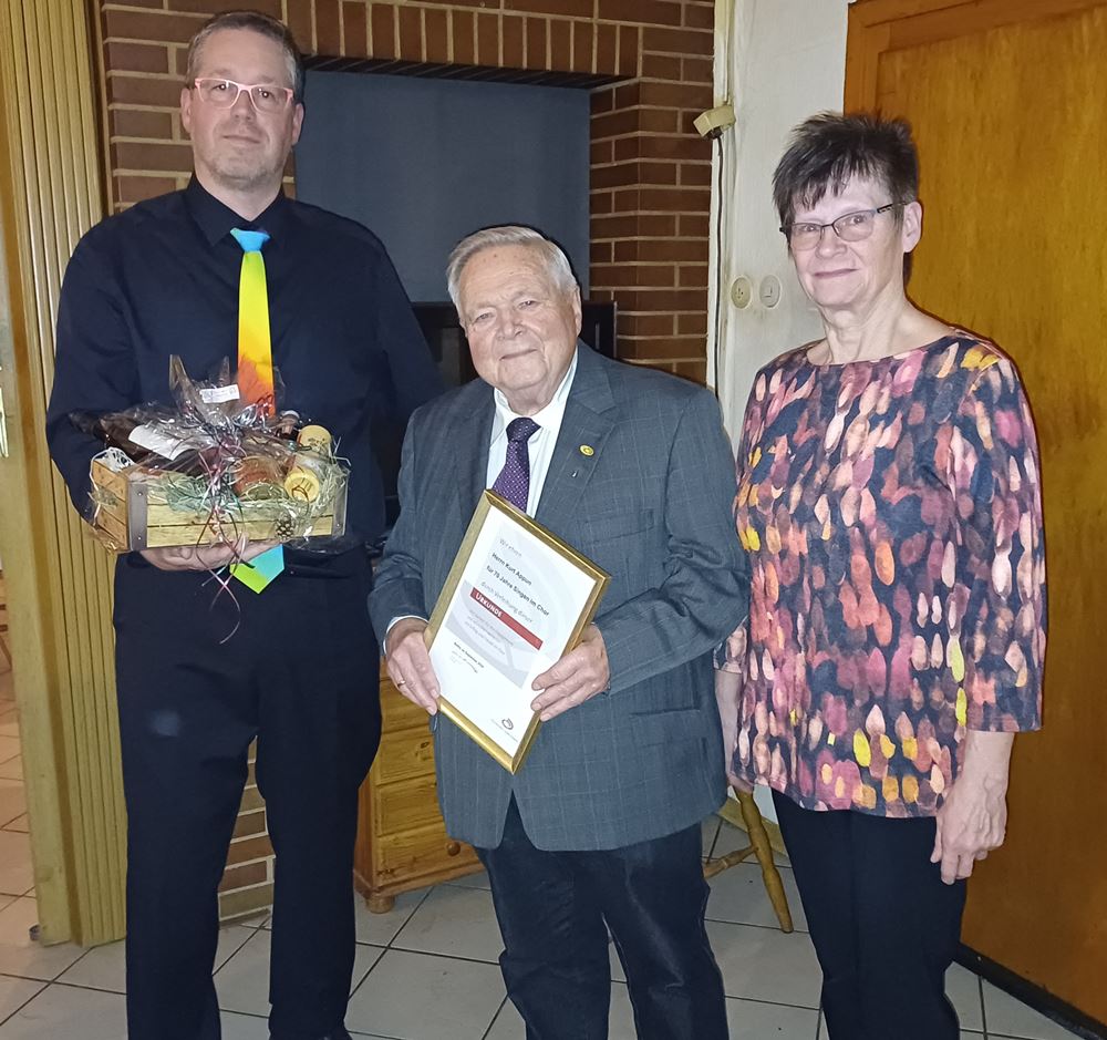 Ehrenvorsitzender Kurt Appun (M.) wird von Christian Appun und Jutta Markgräfe für 70jährige Mitgliedschaft geehrt, Foto: M. Schröder Ehrenvorsitzender Kurt Appun (M.) wird von Christian Appun und Jutta Markgräfe für 70jährige Mitgliedschaft geehrt, Foto: M. Schröder