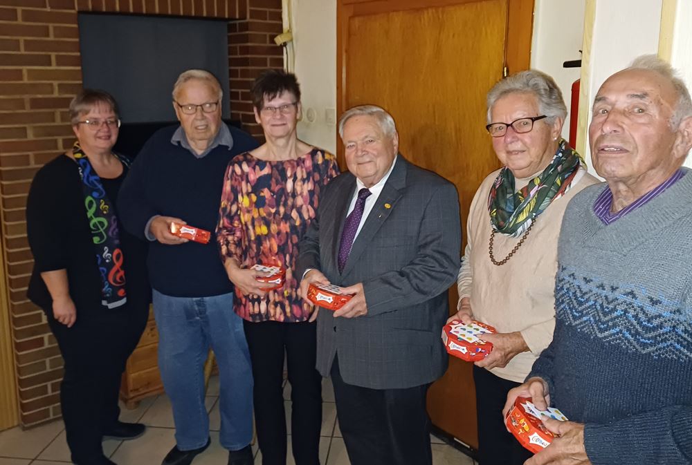 Alfred Engel, Jutta Markgräfe, Kurt Appun, Hanni Appun und Dieter Rühmann (v.l.) werden von Frauke Appun (l.) für hohe Singbeteiligung geehrt, Foto: C. Appun Alfred Engel, Jutta Markgräfe, Kurt Appun, Hanni Appun und Dieter Rühmann (v.l.) werden von Frauke Appun (l.) für hohe Singbeteiligung geehrt, Foto: C. Appun