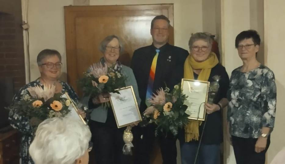 Ehrungen – Frauke Appun, Susanne Thudt und Katharina Hoyer (v.li.) mit Christian Appun und Jutta Markgräfe (re.) Ehrungen – Frauke Appun, Susanne Thudt und Katharina Hoyer (v.li.) mit Christian Appun und Jutta Markgräfe (re.)