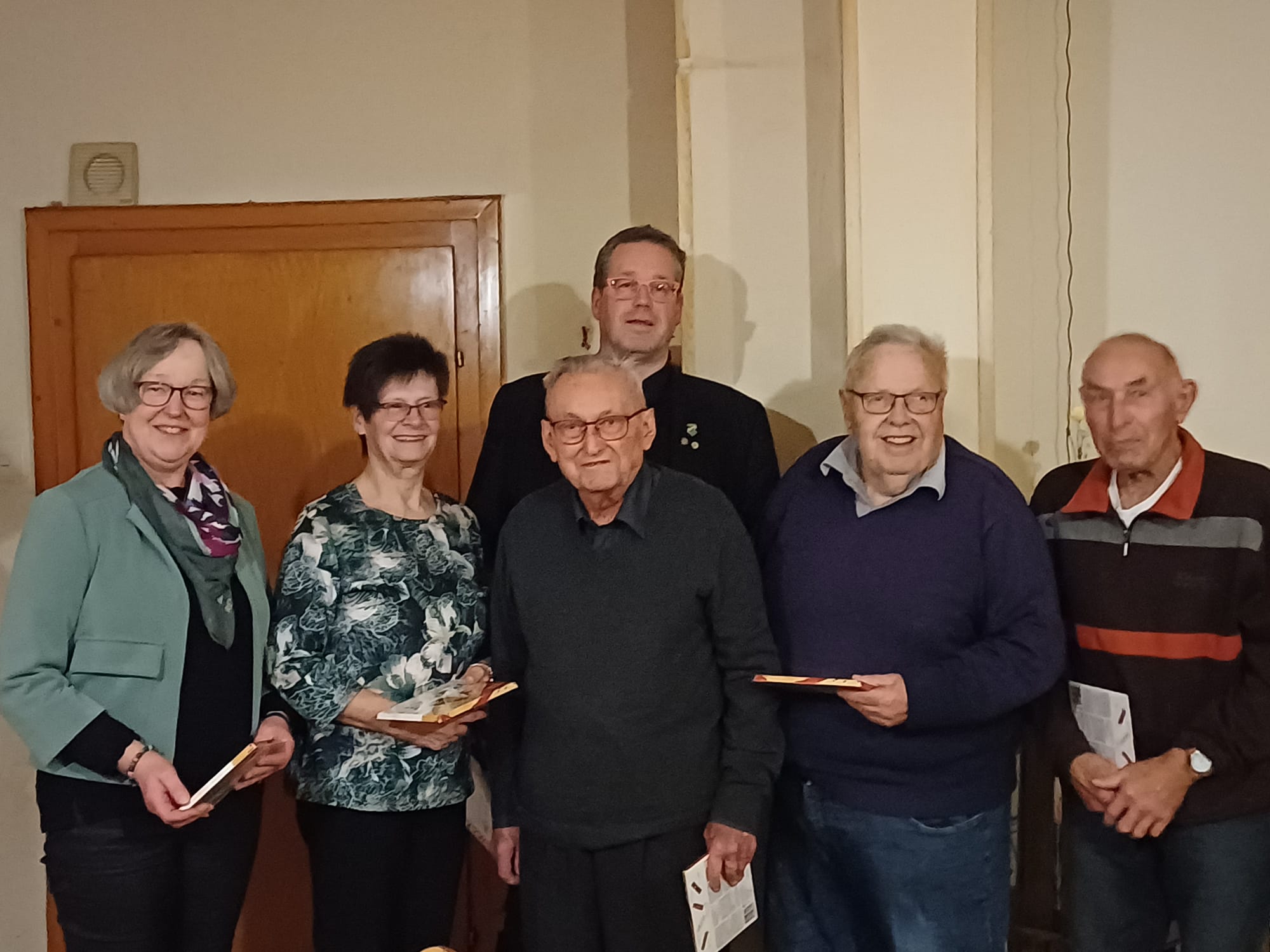 Singbeteiligung – Susanne Thudt, Jutta Markgräfe, Rudi Rückemann, Alfred Engel, Dieter Rühmann (v.li.) und Christian Appun im Hintergrund (Foto: F. Appun) Singbeteiligung – Susanne Thudt, Jutta Markgräfe, Rudi Rückemann, Alfred Engel, Dieter Rühmann (v.li.) und Christian Appun im Hintergrund (Foto: F. Appun)