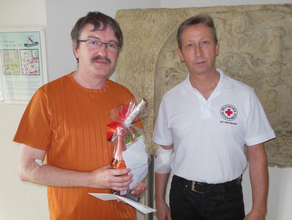 2. Vorsitzender Ralf Hagedorn bedankt sich bei Uwe Engel für die 50. Blutspende (Foto: C. Appun)