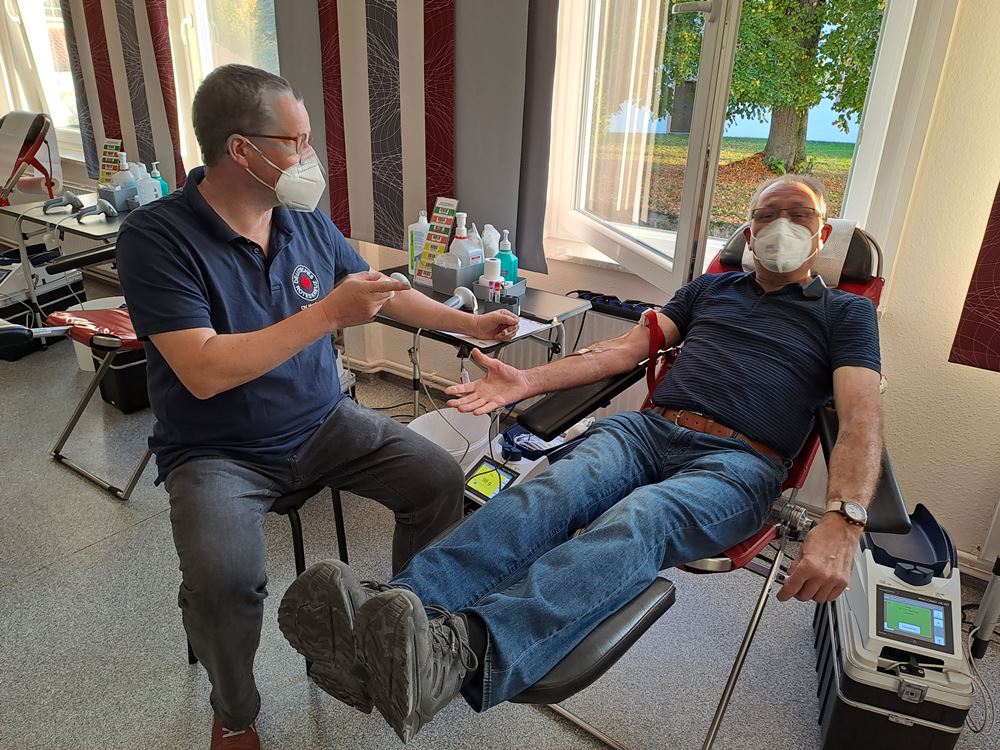 DRK-Schriftführer Christian Appun bedankt sich bei Spender Reiner Sydekum, Foto: Blutspendeteam DRK-Schriftführer Christian Appun bedankt sich bei Spender Reiner Sydekum, Foto: Blutspendeteam