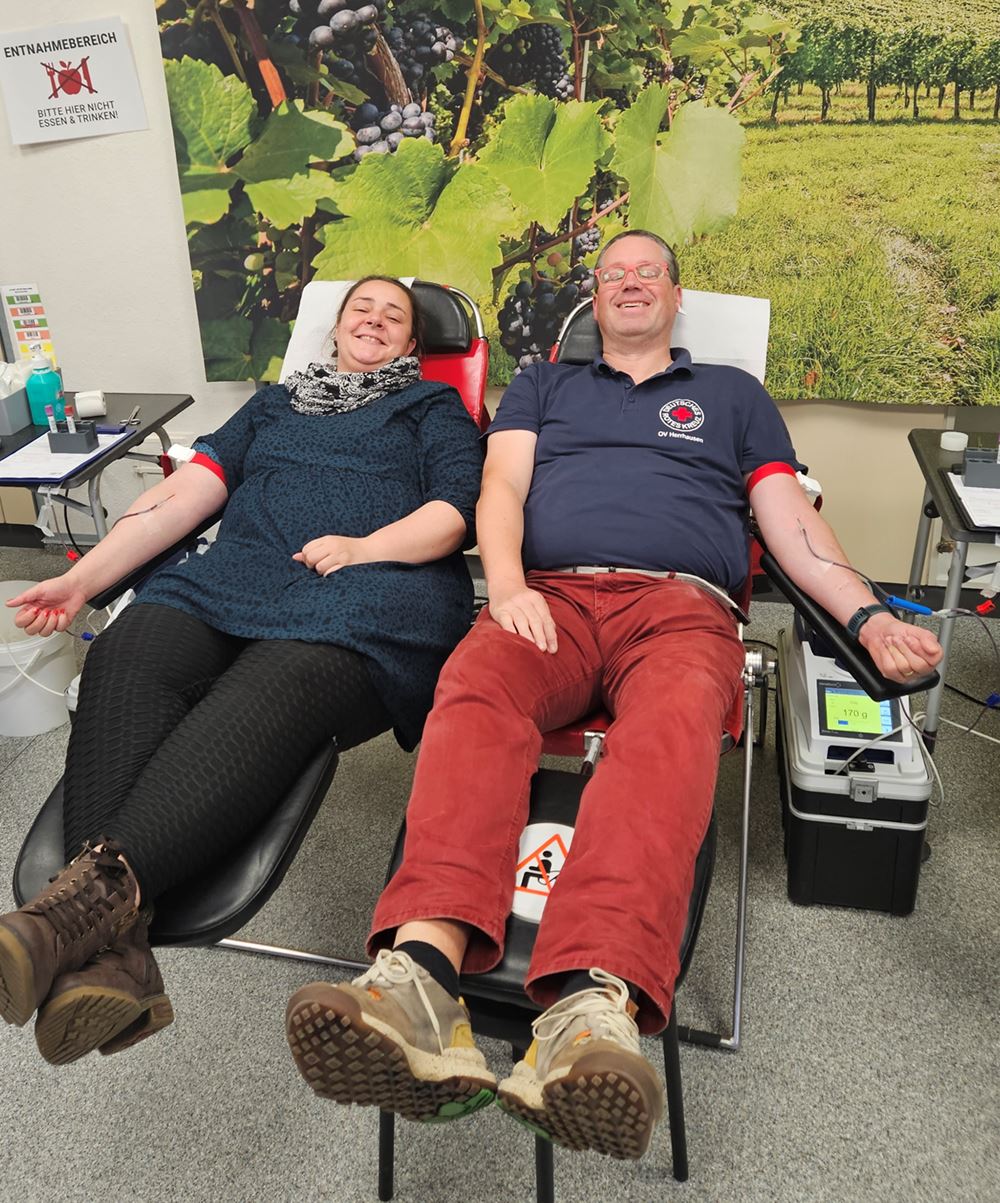 Tatiana Rohmann und Christian Appun bei der Blutspende im DGH Herrhausen (Foto: Team 25 aus Springe) atiana Rohmann und Christian Appun bei der Blutspende im DGH Herrhausen (Foto: Team 25 aus Springe)