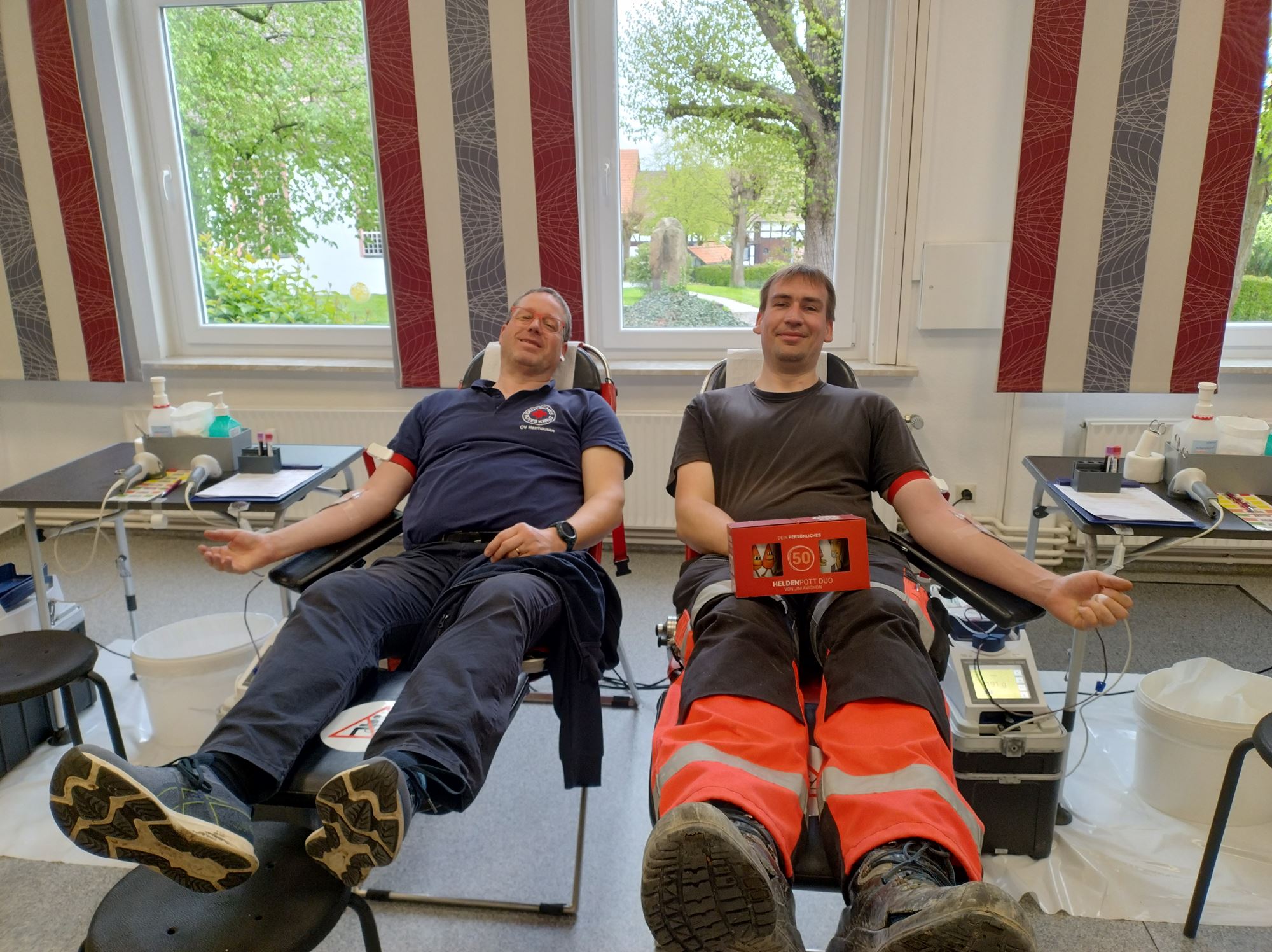 Fotounterschrift: Christian Appun und Tim Hannemann (v.l.) bei der Blutspende im DGH Herrhausen (Foto: Hartung).