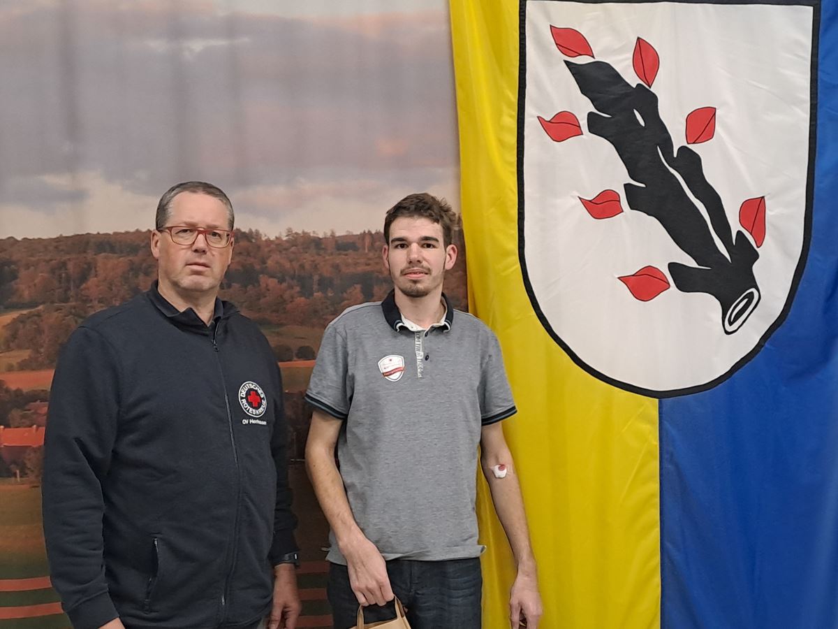DRK-Schriftführer Christian Appun und Erstspender Fabian Warnecke bei der Blutspende im DGH Herrhausen (Foto: Hagedorn). DRK-Schriftführer Christian Appun und Erstspender Fabian Warnecke bei der Blutspende im DGH Herrhausen (Foto: Hagedorn).