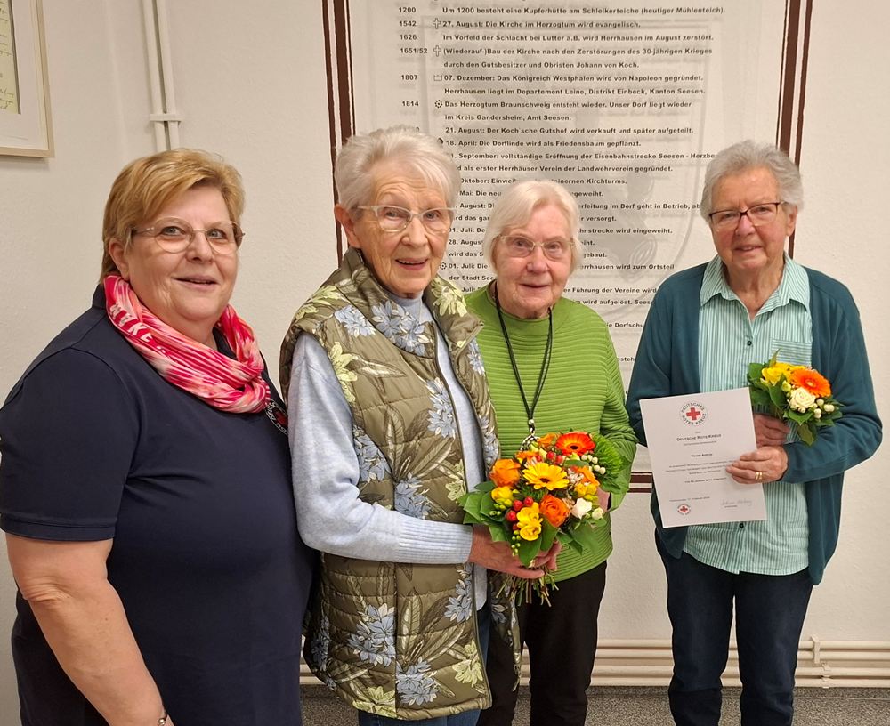Bettina Hartung ehrte für langjährige Mitgliedschaft Erika Schwetje, Ilse Thudt und Hanni Appun (v.l.), Foto: C. Appun.