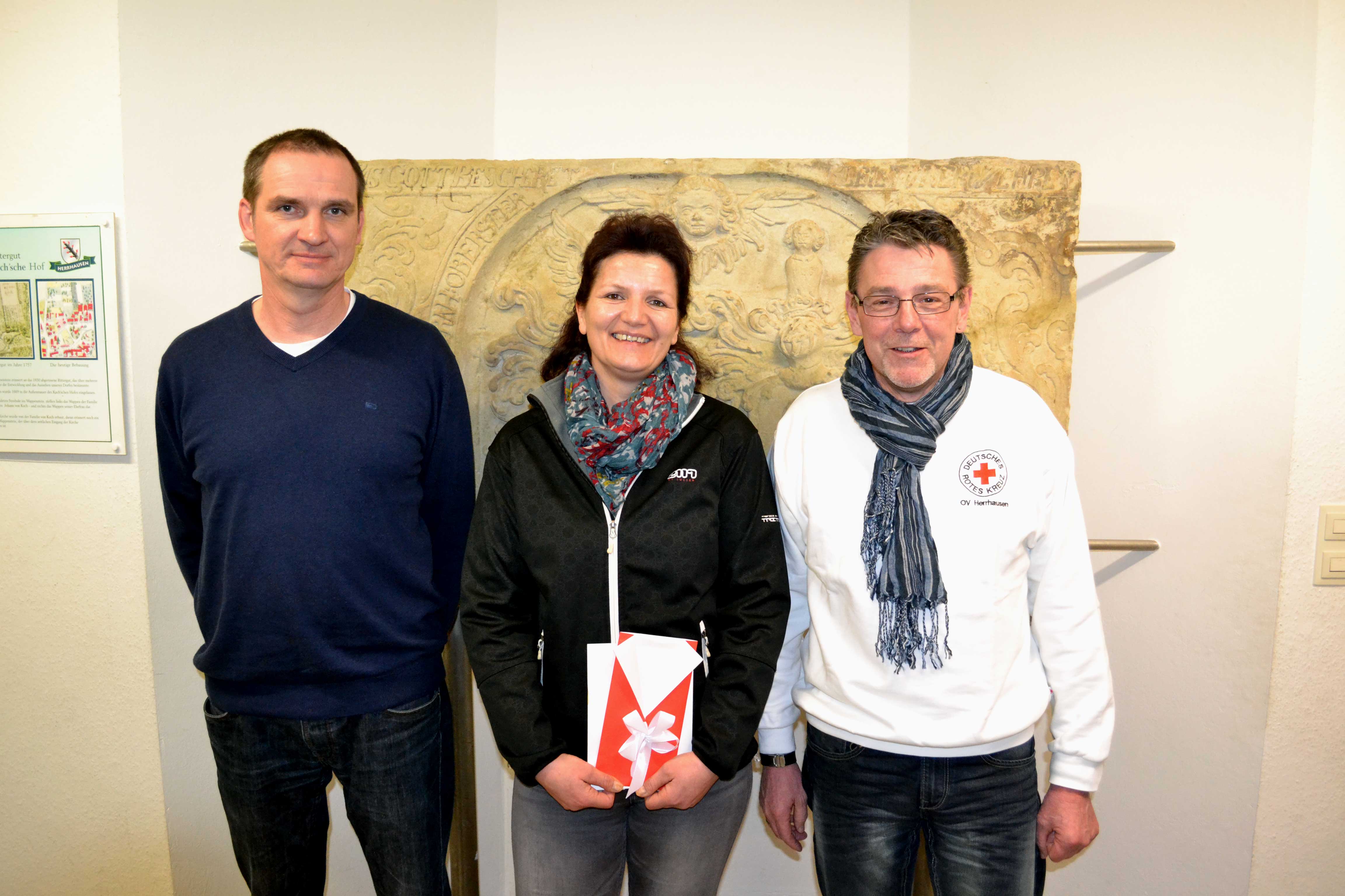 Vorsitzender Ulrich Weber (rechts) bedankte sich bei Henning Millies und Marion Hagedorn mit einem Präsent für ihre Blutspende. Foto: Appun