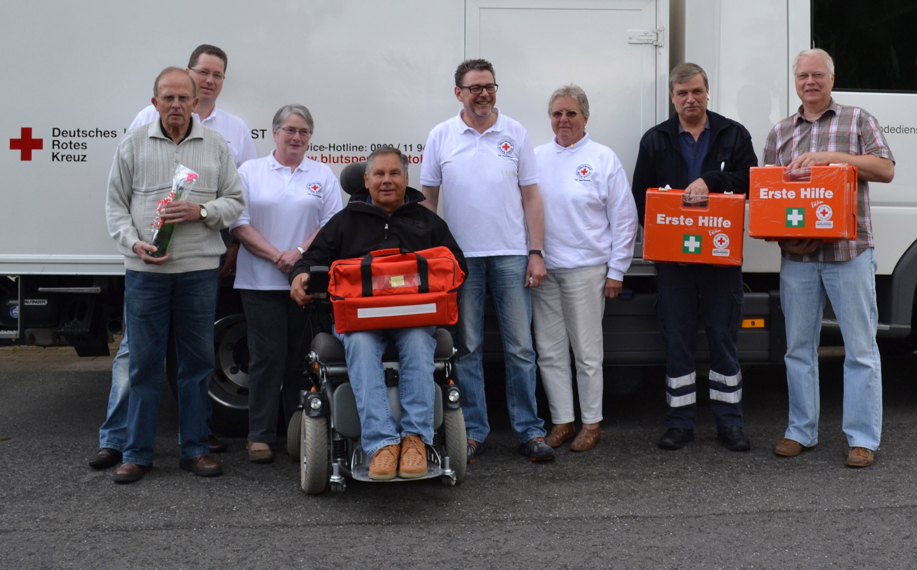 Vorsitzender Ulrich Weber überreicht Erste-Hilfe-Koffer an örtlichen Vereine und Institutionen
