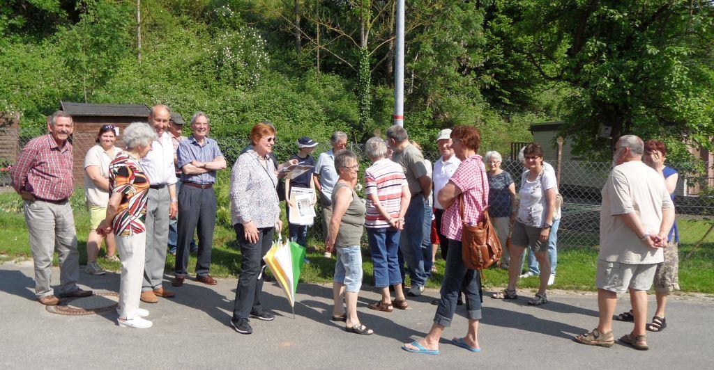 Herrhäuser treffen sich zum historischen Dorfrundgang, geführt von Torsten Warnecke 