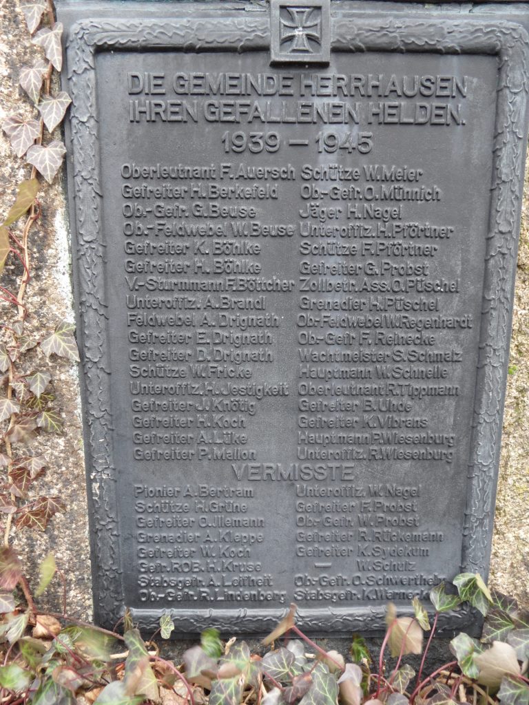 Tafel am Ehrenmal in Herrhausen, Gefallene im 2. Weltkrieg