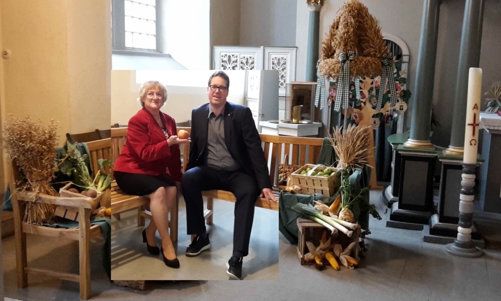 Gabriele Schindler-Vogdt und Christian Appun auf der geschmückten Bank der Begegnung (Foto: F. Appun)