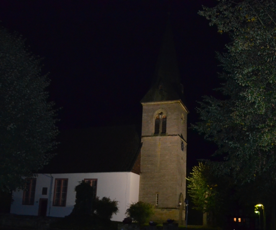 Neue Kirchenbeleuchtung für die St.-Georg-Kirche Herrhausen (Bild: T. Warnecke)