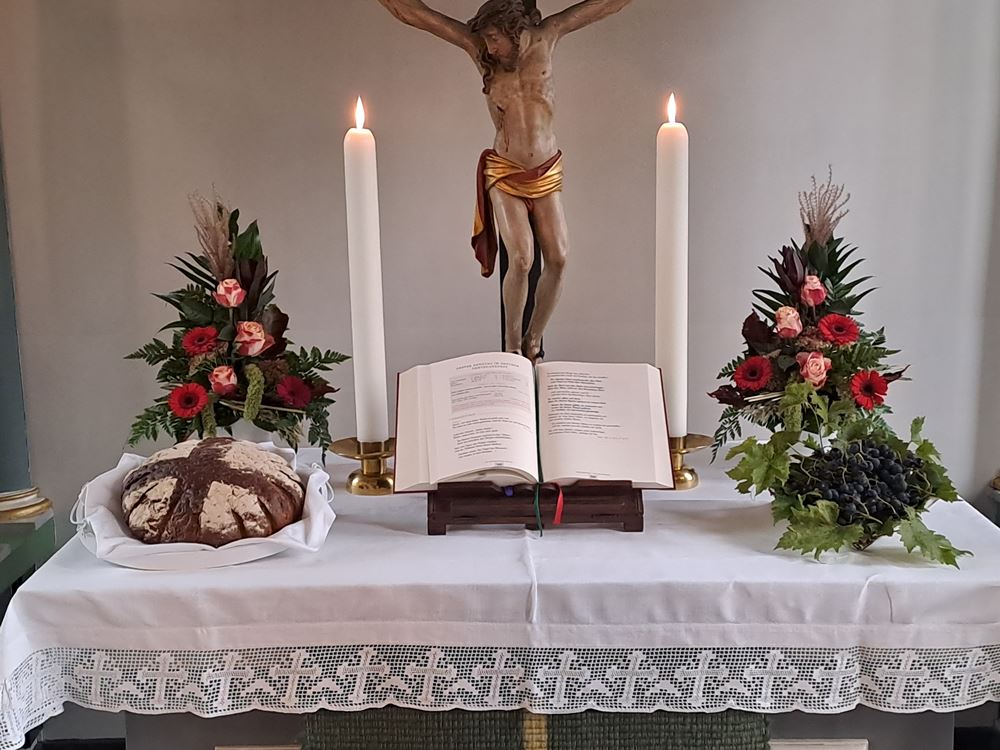Erntedankbrot von Bäckerei Brieske und Weintrauben aus Herrhausen schmücken den Herrhäuser Altar, Foto: C. Appun Erntedankbrot von Bäckerei Brieske und Weintrauben aus Herrhausen schmücken den Herrhäuser Altar, Foto: C. Appun