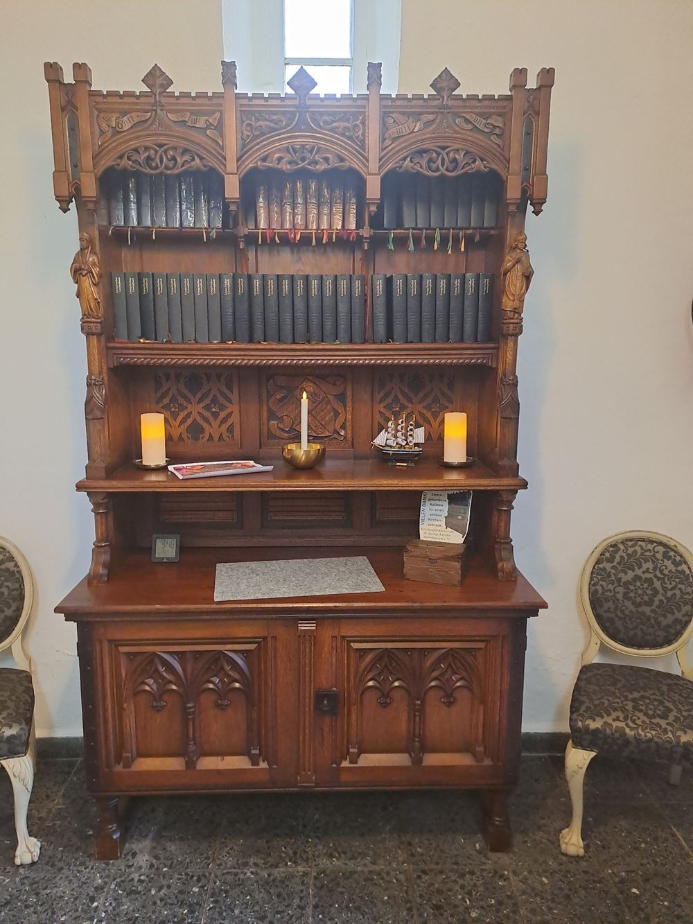 neuer historischer Schrank im Eingangsbereich, Foto: Appun