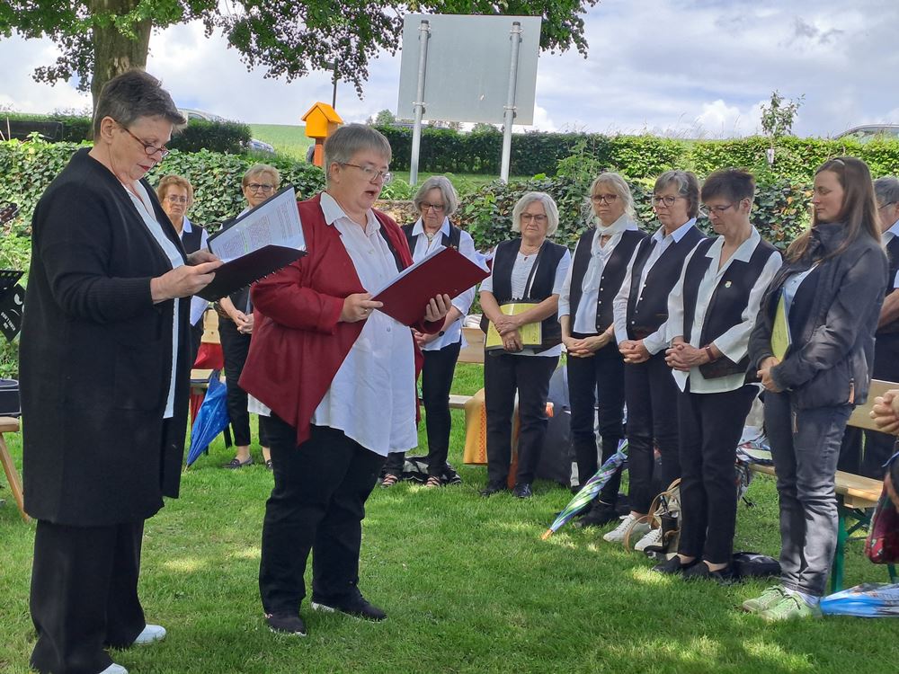 Irmtraut Keunecke und Frauke Appun, v.li., im Hintergrund der Gemischte Chor Herrhausen, Foto: C. Appun Irmtraut Keunecke und Frauke Appun, v.li., im Hintergrund der Gemischte Chor Herrhausen, Foto: C. Appun
