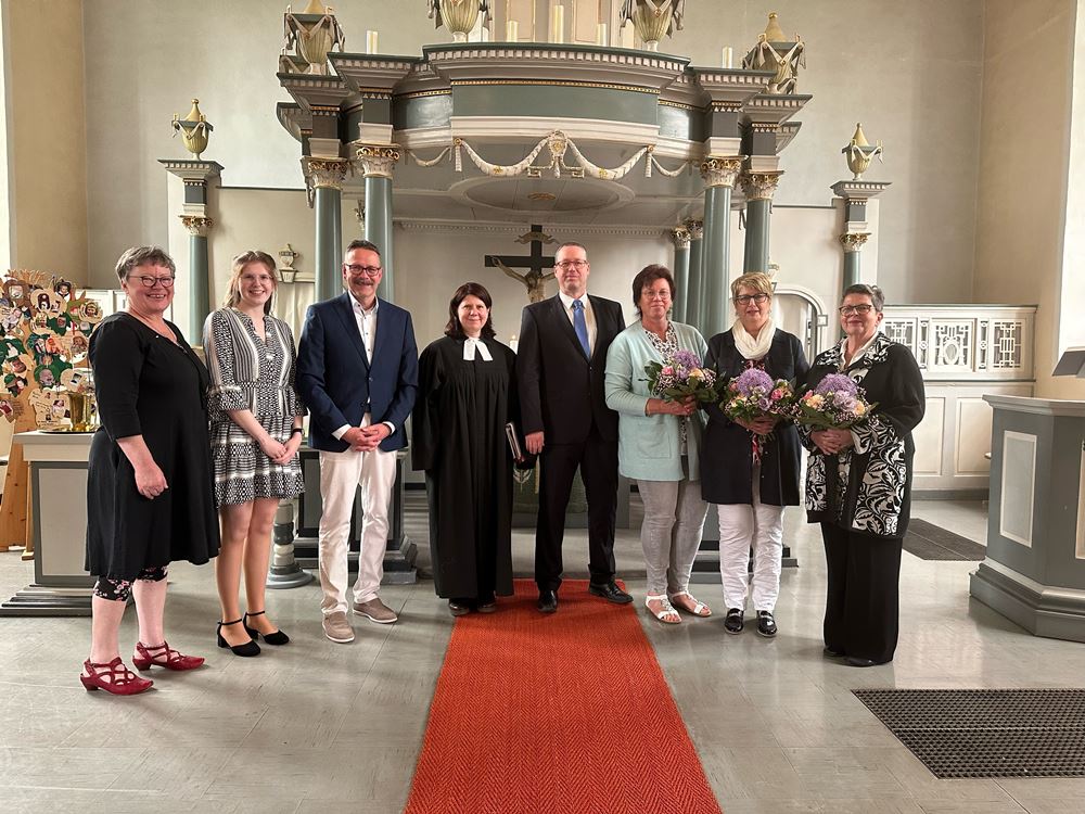 neuer und alter Kirchenvorstand (Katharina Hoyer, Lilly Zintgraf, Gary Mirwald (v.l.), Foto: A. Zintgraf neuer und alter Kirchenvorstand (Katharina Hoyer, Lilly Zintgraf, Gary Mirwald (v.l.), Foto: A. Zintgraf