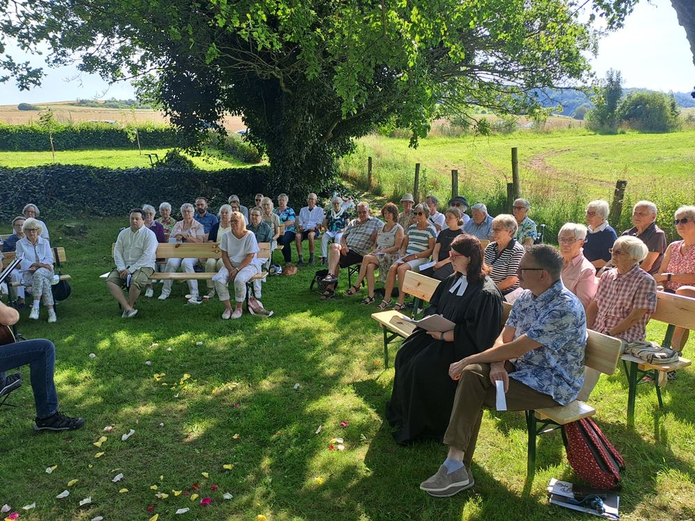 schattiger Schutz und eine leichte Brise für die vielen Gottesdienstbesuchenden schattiger Schutz und eine leichte Brise für die vielen Gottesdienstbesuchenden