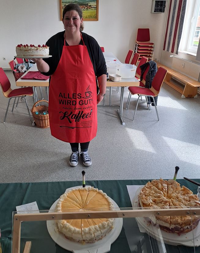 Melanie Reinecke mit von Gary Mirwald neu gestalteter Schürze; Kirche Herrhausen, Foto: C. Appun