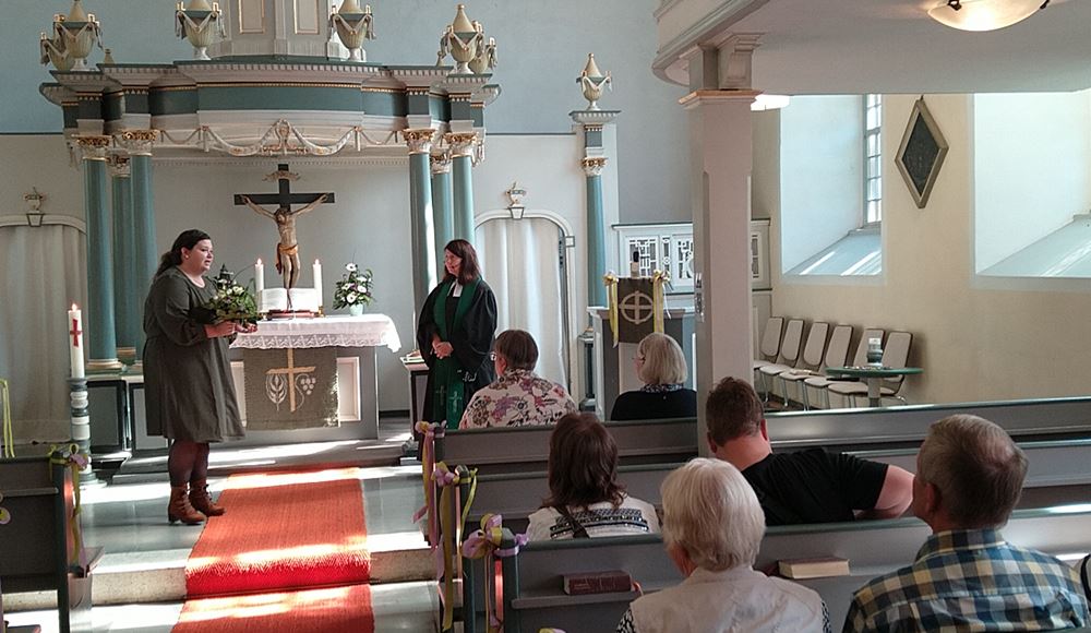 Melanie Reinecke und Pfarrerin Elena Bondarenko während des Gottesdienstes