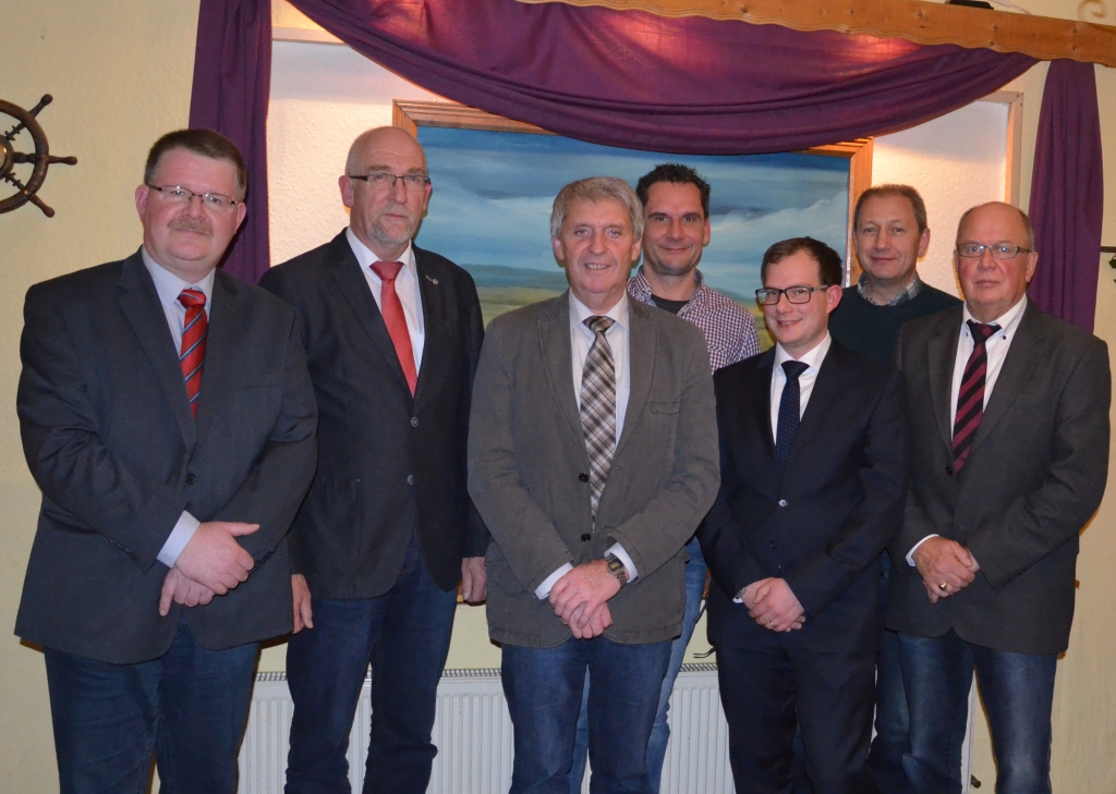 von links: Torsten Warnecke (SPD), Bernd Dittmann (SPD), Ortsbügermeister Walter Schröder (CDU), Frank Decker (CDU), Björn Piepenschneider (SPD), Rainer Sydekum (CDU), Herbert Keunecke (CDU) Ortsrat Herrhausen seit 2016