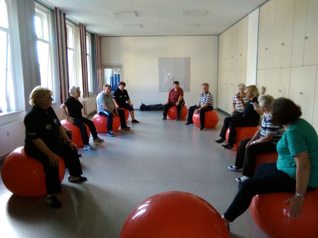 In dieser Stunde steht das Training mit den Gymnastikbällen im Vordergrund