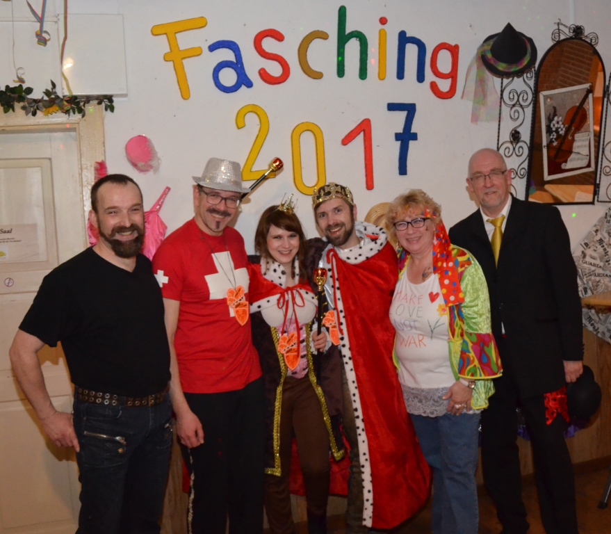 Das neue Prinzenpaar Antonia die I. und Torsten der I. umrahmt vom alten Prinzenpaar Jens und Gary (links), und Sabine Vibrans und Bernd Dittmann vom Festausschuß (rechts)